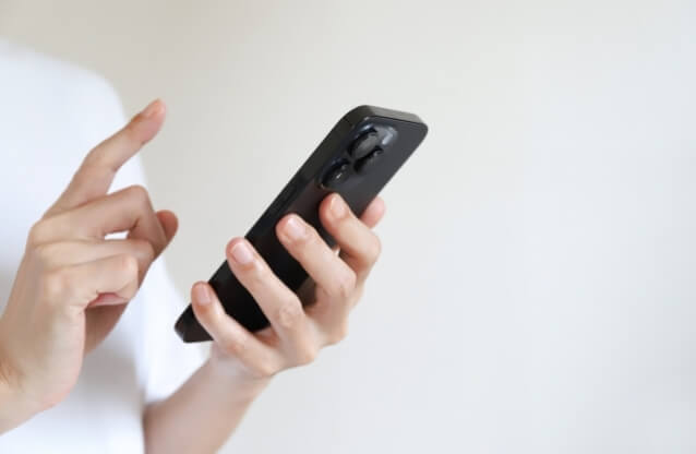 スマホで予約をする様子